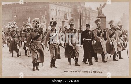 Wilhelm II Deutscher Kaiser (Kaiser), König von Preußen mit seinen Söhnen zu Fuß vom Berliner Schloss zu der Waffenkammer auf Unter den Linden, der 1. Januar, 19. Stockfoto