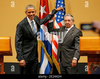 KEIN FILM, KEIN VIDEO, KEIN Fernsehen, KEINE DOKUMENTATION - Datei Foto vom 21. März 2016 des kubanischen Präsidenten Raul Castro hebt US-Präsident Barack Obama den Arm, nachdem er Reden im Palacio de la Revolucion in Havanna, Kuba gehalten hat. Donald Trump hat Kuba in letzter Minute als „Staatssponsor des Terrorismus“ umklassifiziert. Der umstrittene Schritt wurde am Montag, zu Beginn von Trumps letzter Woche im Amt, von Außenminister Mike Pompeo angekündigt und stellt Kuba neben den Iran, Nordkorea und Syrien. Foto von Al Diaz/Miami Herald/TNS/ABACAPRESS.COM Stockfoto