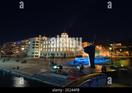 Die schöne Stadt Volos dekoriert. Volos bei Nacht, Griechenland. Stockfoto