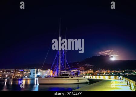 Vollmond Osten, Volos Stadt.Griechenland . Stockfoto