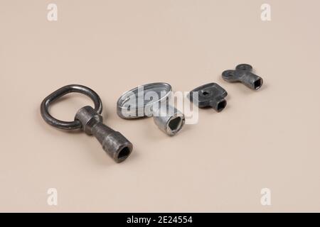 Bedienfeldtaste. Zinkdruckguss. Isoliert auf hellem Hintergrund. Stockfoto