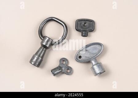 Bedienfeldtaste. Zinkdruckguss. Isoliert auf hellem Hintergrund. Stockfoto