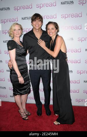 Anne Heche,Margarita Levieva,Ashton Kutcher bei Spread Los Angeles Premiere im ArcLight Theater Hollywood, ca. 03.08.09 Stockfoto