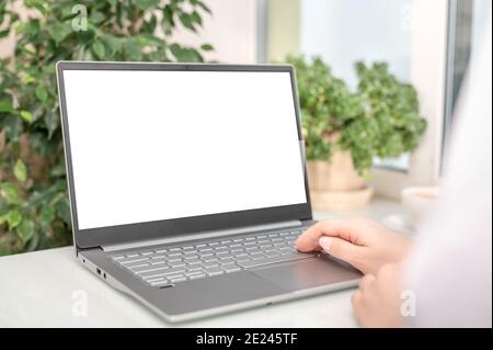 Notebook-Modell. Nahaufnahme der Hände mit Laptop mit leerem Bildschirm. Frau vor dem Laptop-Computer während der Quarantäne oder selbst-i arbeiten Stockfoto