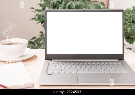Mockup Laptop, Notebook auf Holzschreibtisch im Home Office Arbeitsplatz. Laptop-pc oder Notebook mit leerem weißen Bildschirm auf Holztisch im modernen Zuhause oder Büro Stockfoto