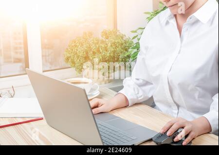 Frau mit Laptop-Computer im modernen Büro. Entrepreneur Freelancer arbeitet mit EINEM Laptop in Coworking Space Stockfoto