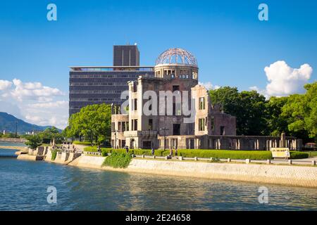 Die Hiroshima Peace Memorial (Genbaku Dome, den Atombombendom oder A-Bomb Dome) und der OTA-Fluss in Hiroshima, Japan. Stockfoto