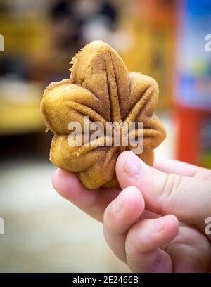 Ein köstliches Tamiji manju, ein Plätzchen in Ahorn-Blattform (technisch ein Buchweizen- und Reiskuchen), das eine Delikatesse auf der Insel Miyajima, Japan ist. Stockfoto