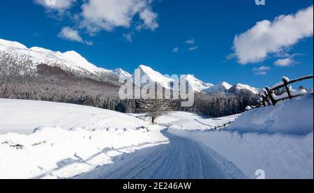 Der Schnee bedeckte die Bergstraße. Stockfoto