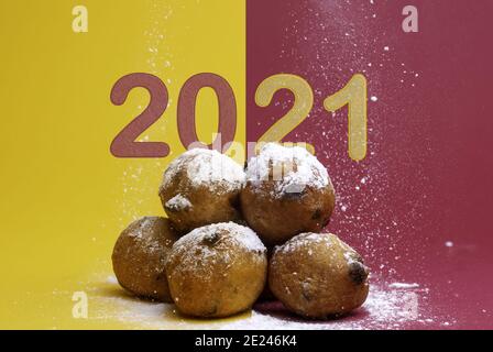 Themenfoto mit traditionellen niederländischen Silvester Essen Stockfoto