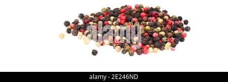 Ganze Pfefferkorn Mischung, Pfefferkorn Mischung, schwarz, weiß, rosa und grün Pfefferkorn Gewürzmischung isoliert auf weißem Hintergrund. Stockfoto