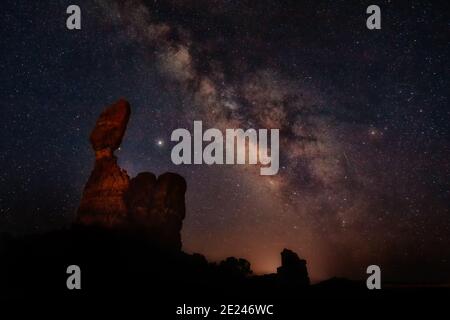 Schöne Sicht auf die Milchstraße über Balanced Rock Natürliche Eigenschaft in Utah Stockfoto