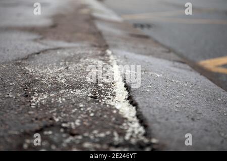 Der Fahrteil und der Gehweg sind mit rutschfestem Material besprüht. Wetter, Frost und rutschig Stockfoto