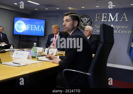 Datei-Foto vom 19. März 2020 von Präsident Donald Trump und Vizepräsident Mike Pence hören während einer Telefonkonferenz mit Gouverneuren im Federal Emergency Management Agency Hauptquartier in Washington, DC, USA. Chad Wolf (zweiter von rechts), der amtierende Heimatsicherheitssekretär, der bei der Umsetzung wichtiger Teile der harten Einwanderungsagenda der Trump-Regierung mitgewirkt hat, trat am Montag zurück, als die Nation nach einem Angriff auf die US-Hauptstadt durch Anhänger des Präsidenten mit erhöhten Sicherheitsbedrohungen konfrontiert wird. Foto von Evan Vucci/Pool/ABACAPRESS.COM Stockfoto