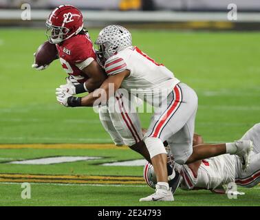 11. Januar 2021: Alabama Crimson Tide läuft zurück NAJEE HARRIS (22) wird während der College Football Playoff National Championship im Hard Rock Stadium in Miami Gardens, Florida, in Angriff genommen. Quelle: Cory Knowlton/ZUMA Wire/Alamy Live News Stockfoto