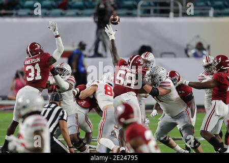 11. Januar 2021: Alabama Crimson Tide Defensivlineman CHRISTIAN BARMORE (58) versucht, einen Pass während der College Football Playoff National Championship im Hard Rock Stadium in Miami Gardens, Florida zu blockieren. Quelle: Cory Knowlton/ZUMA Wire/Alamy Live News Stockfoto