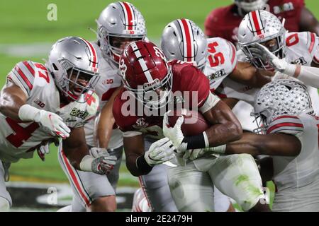 11. Januar 2021: Alabama Crimson Tide läuft zurück NAJEE HARRIS (22) spielt den Ball während der College Football Playoff National Championship im Hard Rock Stadium in Miami Gardens, Florida. Quelle: Cory Knowlton/ZUMA Wire/Alamy Live News Stockfoto