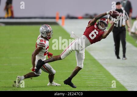 11. Januar 2021: Alabama Crimson Tide Wide Receiver DEVONTA SMITH (6) macht einen Fang während der College Football Playoff National Championship im Hard Rock Stadium in Miami Gardens, Florida. Quelle: Cory Knowlton/ZUMA Wire/Alamy Live News Stockfoto