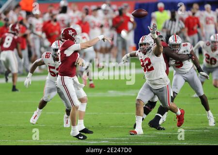 11. Januar 2021: Alabama Crimson Tide Quarterback MAC JONES (10) macht einen Pass während der College Football Playoff National Championship im Hard Rock Stadium in Miami Gardens, Florida. Quelle: Cory Knowlton/ZUMA Wire/Alamy Live News Stockfoto