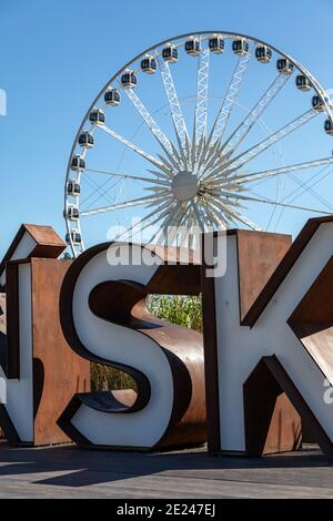 Danzig, Polen - 9. September 2020: Riesenrad auf der Kornkammer-Insel in Danzig, Polen Stockfoto