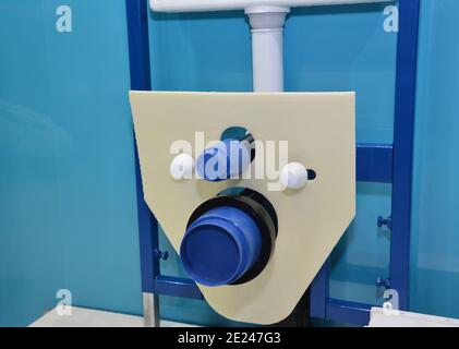 Installation einer an der Wand aufgehängten, eingebauten, an der Wand montierten, verdeckten Zisterne WC-System mit Abfallrohr und Spülmechanismus montiert, aber ohne Toilettenschüssel. Stockfoto