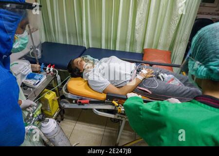 Denpasar, Indonesien. Dezember 2020. Ein Gesundheitspersonal, das einen Schutzanzug trug, sah, wie eine Frau vor der Impfung gesichtet wurde.das Public Health Centre (Puskesmas) IV von South Denpasar hielt vor dem nationalen Tag der gleichzeitigen Impfung, der vom 14. Dezember 2020 beginnen wird, die Impfungssimulation Covid-19. Kredit: Dicky Bisinglasi/SOPA Images/ZUMA Wire/Alamy Live Nachrichten Stockfoto