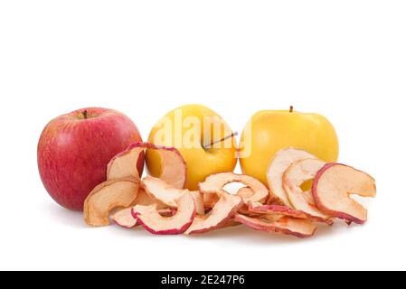 Äpfel und getrocknete Äpfel isoliert auf weißem Hintergrund Stockfoto