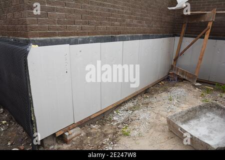 Fundament- und Kellerisolierung aus Polystyrol: Zur Isolierung der Außenfundament-Wand eines neuen Hauses werden starre eps-Schaumplatten installiert. Stockfoto