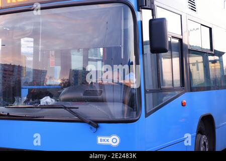 Budapest, Ungarn - 12. Januar 2020: Busfahrer schläft auf dem Rad am Endbahnhof auf einem der Busse im Budapester Verkehrszentrum Stockfoto