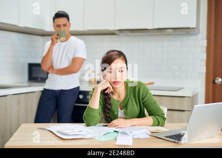 Verzweifeltes junges Paar mit vielen Schulden, die ihre Rechnungen überprüfen. Financial Familie Probleme Konzept. Stockfoto