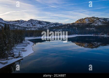 DONNER LAKE, CALIFORNIA, USA - Jan 02, 2021: Häuser mit privaten Docks, die mit Schnee bedeckt sind, säumen das Südufer des Donner Lake, einem Dorf-Stil Stockfoto