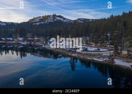 DONNER LAKE, CALIFORNIA, USA - Jan 02, 2021: Touristen, die durch die Gemeinde Donner Lake reisen, wandern durch den Schnee am Donner Lak Stockfoto