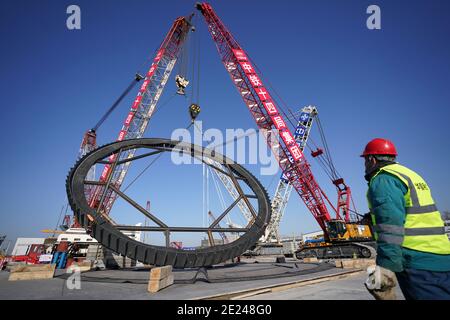 Peking, China. Dezember 2020. Arbeiter installieren die Komponente einer Schildtunnelmaschine am Straßenumbaustandort im Bezirk Tongzhou in Peking, Hauptstadt von China, 25. Dezember 2020. UM MIT DEN XINHUA SCHLAGZEILEN VON JAN ZU GEHEN. 12, 2021 Quelle: Ju Huanzong/Xinhua/Alamy Live News Stockfoto