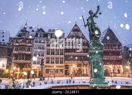 Frankfurt, Deutschland. Januar 2021. 12. Januar 2021, Hessen, Frankfurt/Main: Die Justizstatue steht bei Schneefall vor dem Ostteil am Frankfurter Römerberg. In Hessen ist auch in tiefen Höhenlagen mit rutschigen Straßen zu rechnen. Foto: Frank Rumpenhorst/dpa Quelle: dpa picture Alliance/Alamy Live News Stockfoto