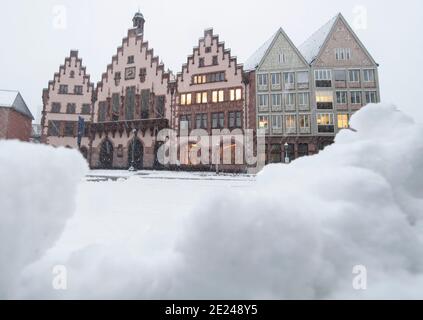 Frankfurt, Deutschland. Januar 2021. 12. Januar 2021, Hessen, Frankfurt/Main: Schnee liegt auf dem Römerberg in Frankfurt. Schneefall hat zu teilweise problematischen Straßenverhältnissen in und um Frankfurt geführt. Foto: Boris Roessler/dpa Quelle: dpa picture Alliance/Alamy Live News Stockfoto