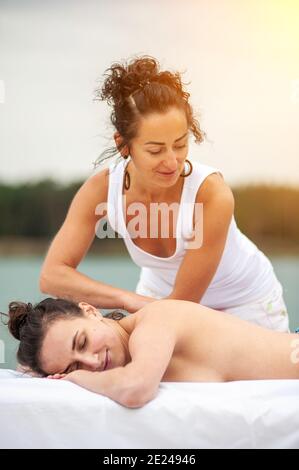 Lomi Lomi Massage: Hawaii-Erlebnis Stockfoto