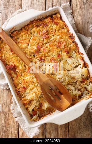 Rappie Pie ist so etwas wie ein gebackener Eintopf aus Kartoffeln und Fleisch aus nächster Nähe in einer Auflaufform auf dem Tisch. Vertikale Draufsicht von oben Stockfoto