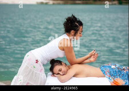 Lomi Lomi Massage: Hawaii-Erlebnis Stockfoto