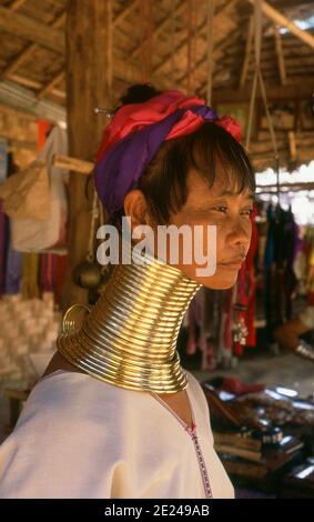 Thailand: Eine Padaung (Long Neck Karen) Frau in ihrem Hals Ringe in einem Dorf in der Nähe von Mae Hong Son. Die Padaung oder Kayan Lahwi oder langhalsige Karen sind eine Untergruppe der Kayan, eine Mischung aus gesetztem, Kayan und mehreren anderen Stämmen. Kayan sind eine Untergruppe der Roten Karen (Karenni), einer tibeto-burmanischen ethnischen Minderheit in Burma (Myanmar). Stockfoto