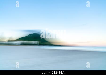 Mount Maunganui Wahrzeichen abstrakt mit absichtlichen Kamerabewegung der Küstenszene. Stockfoto