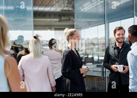 Coworkers talking during coffee break Stockfoto