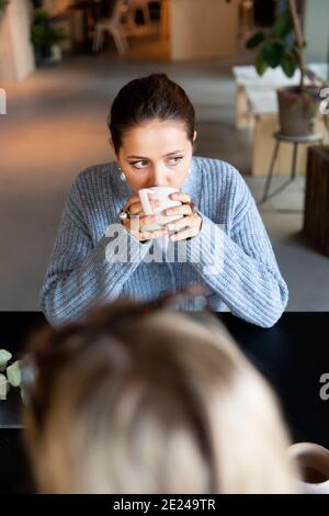 Frau trinkt Kaffee im café Stockfoto
