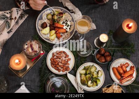 Weihnachtsessen auf dem Tisch Stockfoto