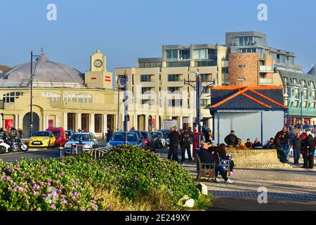 Der Blick entlang der Promenade in Richtung Stadtzentrum. Das klassische Kuppeldach, der Pavillon aus der Art déco-Zeit, befindet sich auf der linken Seite. Stockfoto