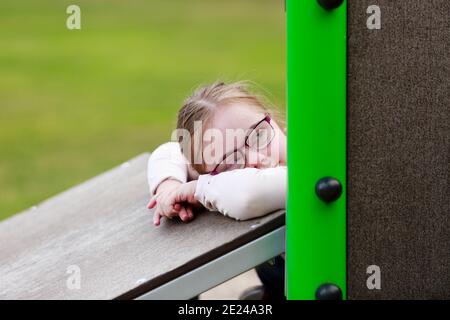 Mädchen auf Spielplatz suchen weg Stockfoto