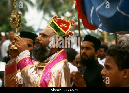 Die syrische orthodoxe Kirche Malankara, auch bekannt als die Kirche Malankara und die indische orthodoxe Kirche, ist eine Kirche mit Sitz in Kerala, Indien. Sie gehört zur orientalischen Orthodoxie und ist eine der ältesten christlichen Gemeinschaften Asiens. Die Kirche dient Indiens St. Thomas Christian (auch bekannt als Nasrani) Bevölkerung. Der Tradition zufolge entstand die Kirche im 1. Jahrhundert u.Z. in den Missionen des Apostels Thomas. Stockfoto