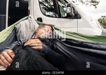 Mann schläft im Zelt Stockfoto