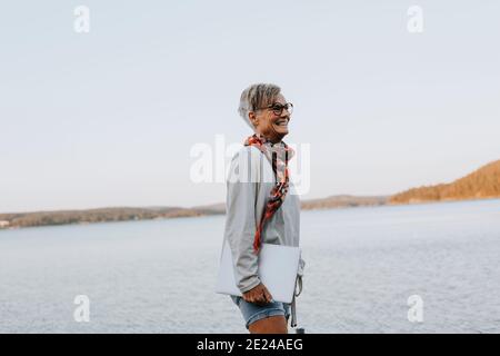 Frau auf See mit Laptop Stockfoto