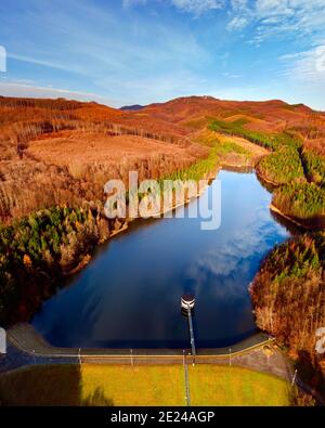 Csorreti Stausee im Matra Gebirge Ungarn. Dies ist das höchste Reservoir in Ungarn. Volumen von 1,1 Millionen Kubikmeter. 5 Ströme füllen sich kontinuierlich Stockfoto