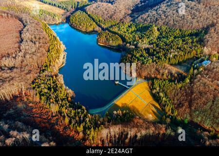 Csorreti Stausee im Matra Gebirge Ungarn. Dies ist das höchste Reservoir in Ungarn. Volumen von 1,1 Millionen Kubikmeter. 5 Ströme füllen sich kontinuierlich Stockfoto